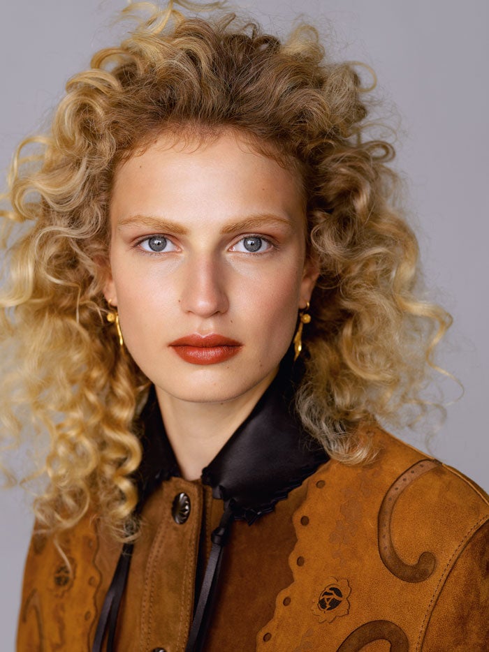 Chaqueta de piel, de Coach. Pendientes de Aurélie Bidermann