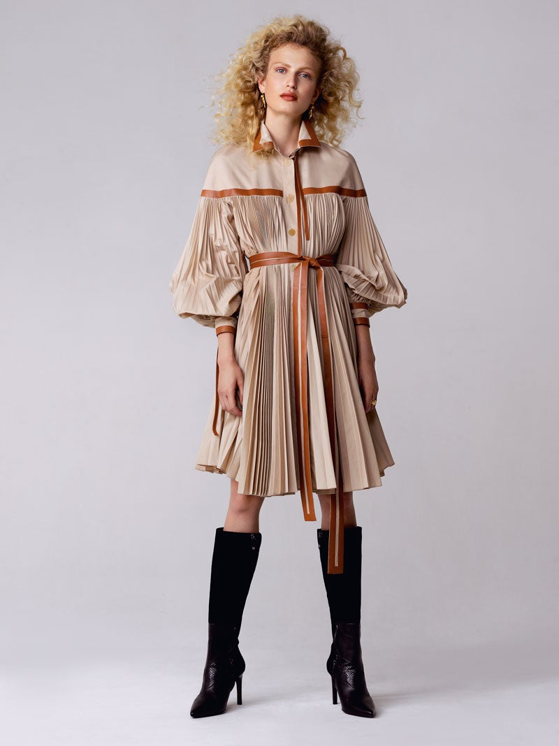 Vestido plisado de Loewe.Botas altas de Geox.