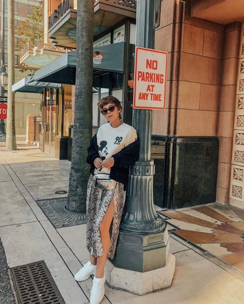 La 'it-girl' catalana se ha sumado a la tendencia de falda midi con estampado de serpiente (la suya es de Stradivarius) y la lleva con 'sneakers' y sudadera de Mickey Mouse. La opción de Laura para la otoño la copiamos 100%.