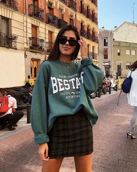 Mery Turiel, una de nuestras 'influencers' favoritas, ha caído rendida a la falda de cuadros y la combina con sudadera. Un total look de Pull & Bear que defiende muy bien para no pasar frío los próximos días.