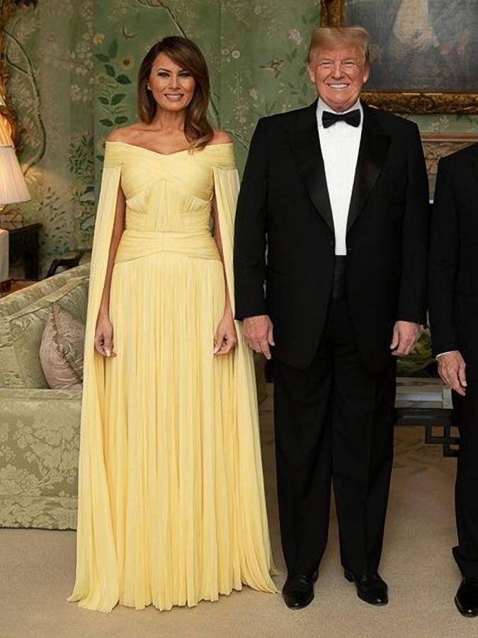 Este ha sido uno de sus estilismos más sonados en los últimos meses. Es de J. Mendel. Lo utilizó durante su visita al Reino Unido para asistir a una cena con la primera ministra británica, Theresa May, y gracias a él ha sido comparada con la protagonista de La bella y la bestia. Nos ahorramos decir qué personje le tocó a Trump según algunas publicaciones.