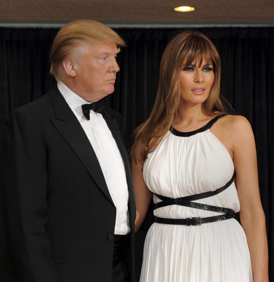 Para la cena de corresponsales de la Casa Blanca de aquel año se decantó por un vestido de corte griego, muy discreto para lo que acostumbraba en aquellos tiempos. ¿Quién le iba a decir que unos años después iba a asistir a esos eventos siendo la primera dama del país de su marido?