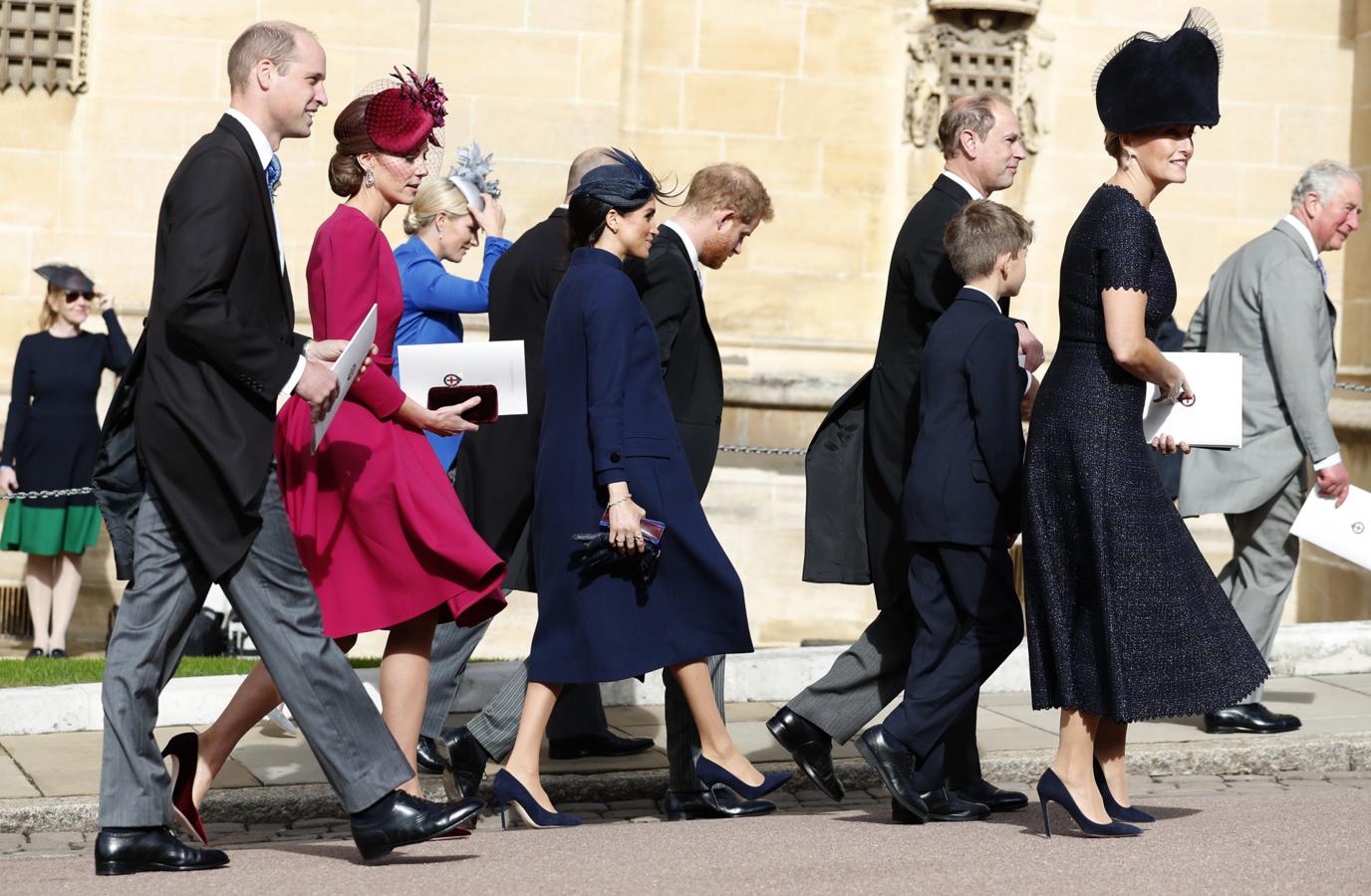 Meghan Markle apostó por  un diseño de vestido y abrigo de Givenchy  que tapaba cualquier silueta sospechosa, imaginamos que para no restar protagonismo a la novia en su gran día.