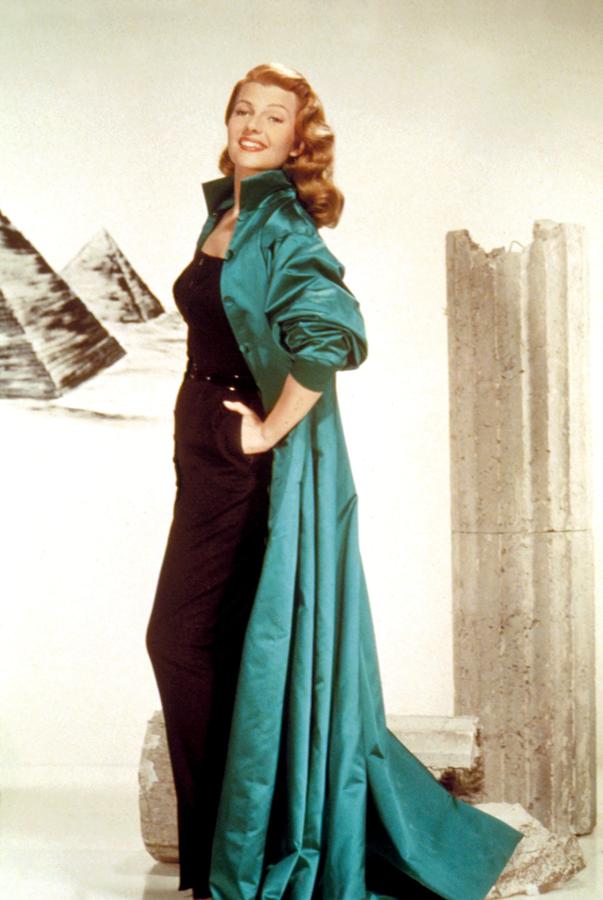 Un abrigo impresionante era todo lo que necesitaba Rita Hayworth para brillar con un look 'total black' muy sencillo debajo...