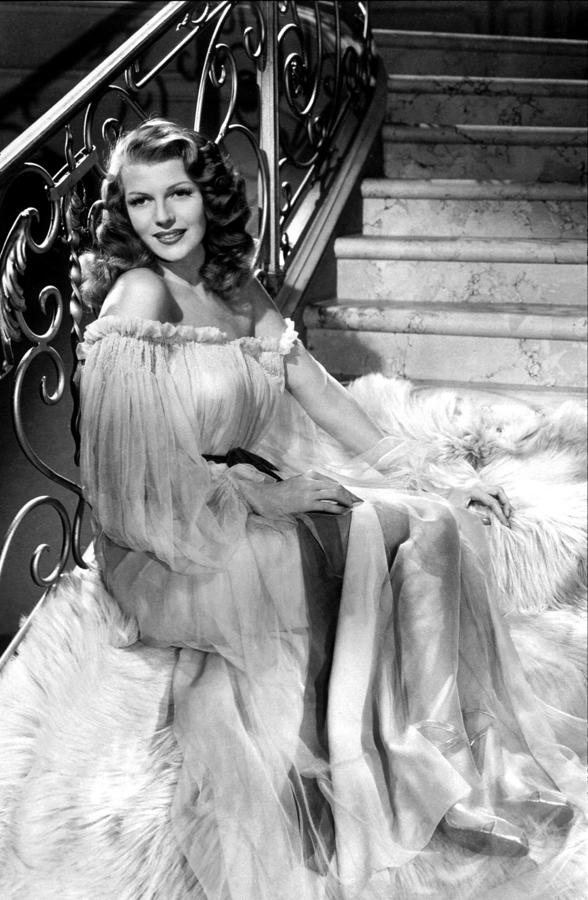 Es Rita Hayworth, pero lleva el escote Bardot con tanto estilo y sensualidad como la propia Brigitte...