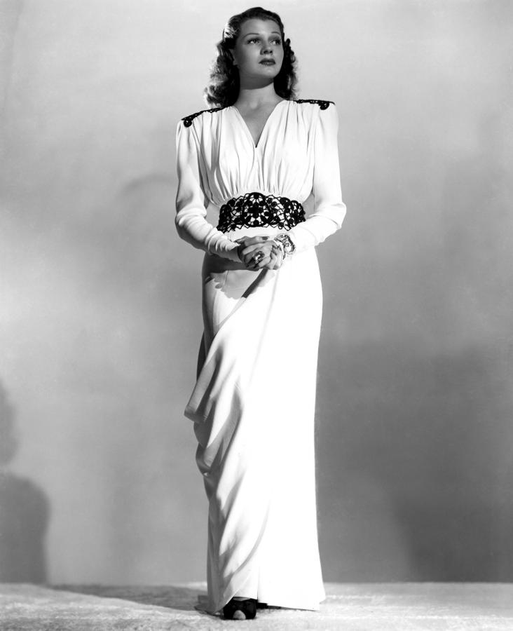 La silueta de este vestido de fiesta es tan actual y maravillosa que solo queremos tener una fiesta para copiar su look...