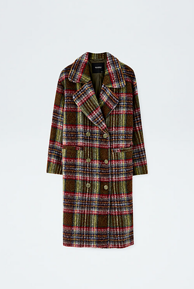 El abrigo mezcla los tonos verdes, rojos, amarillos y azules a la perfección.