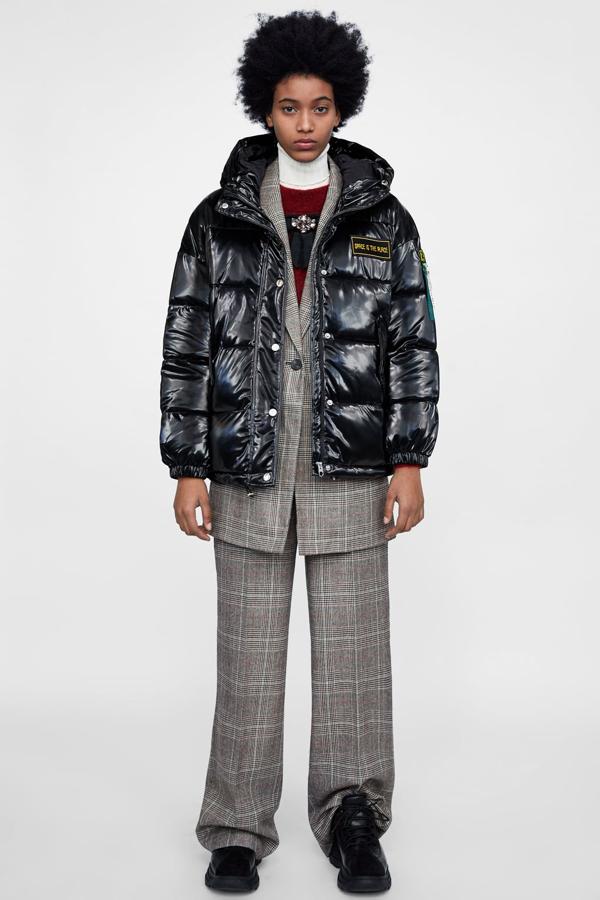 Otra cazadora acolchada con ese efecto brillo que tan bien sienta a los plumíferos (49,95 euros).