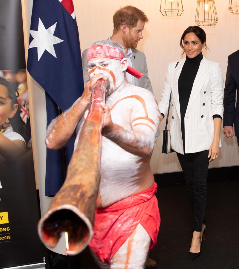 Con este look bicolor Meghan Markle nos muestra su mejor versión de estilo 'working girl', esa que copiaríamos pieza por pieza para ir a la oficina. Su chaqueta blanca con sutil raya diplomática de la firma californiana L'Agence es una maravilla, y nos encantan los complementos que elige: bolso bicolor de Orton y salones destalonados de Aquazzura.