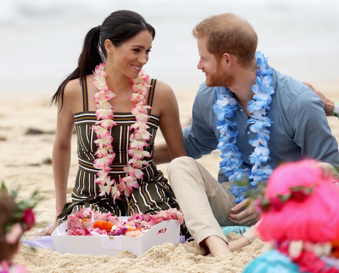 En serio, ¿puede ser más tierna esta foto de Meghan Markle y el Príncipe Harry? Los Duques de Sussex han visitado la playa de Bondi, en Australia, y han tenido un encuentro con surfistas de la zona para apoyar la iniciativa “Fluoro Friday”, que organiza One Wave y está centrada en la terapia y el ciudado de la salud mental.