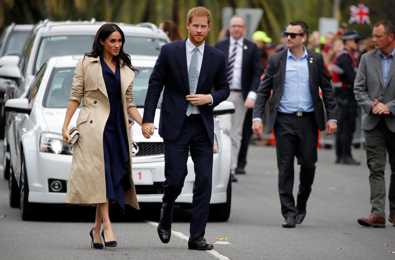 Eso sí, en su paseo por las calles de Melbourne, lució el vestido de Dion Lee acompañado del mismo trench de Martin Grant (también australiano) que había llevado el día anterior, esta vez con un maravilloso clutch de Gucci que supera los 2.000 euros.