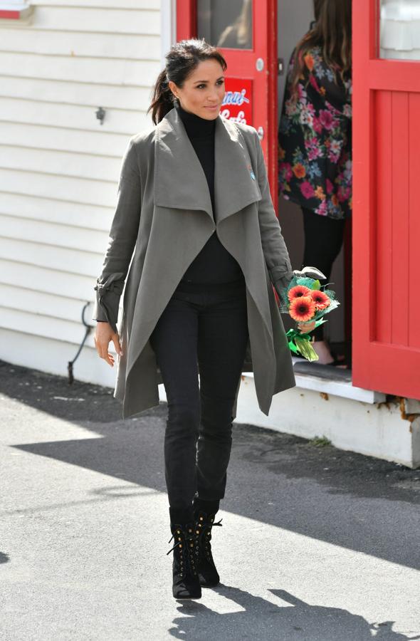 Uno de los looks más 'casual' de Meghan Markle durante su periplo por Oceanía es este, una combianción 'total black' con jeans pitillo de Outland Denim, jersey de cuello vuelto de Jac and Jack, botines acordonados de Stuart Weitzman y, para romper el monocolor, un trench de entretiempo en verde grisáceo de Club Monaco.