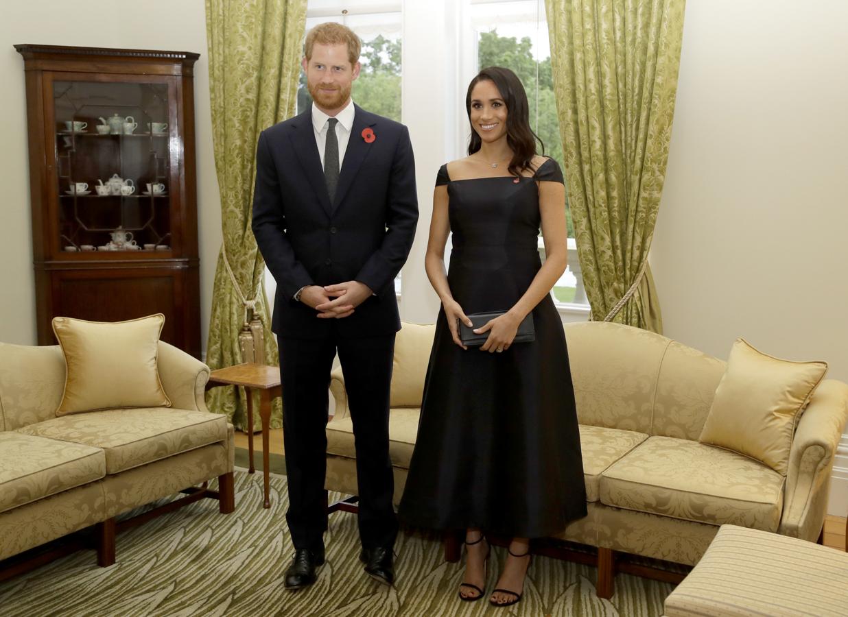 Para acudir a una recepción en la Government House de Wellington, en Nueva Zelanda, Meghan Markle apostó por uno de los mejores looks de este viaje, con un impecable vestido negro de inspiración 'new look' de Gabriela Hearst.