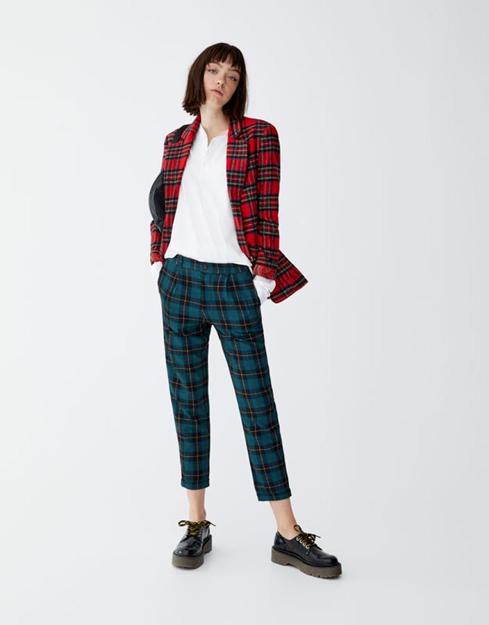 Pantalón jogger con estampado de cuadros tartán y cierre de botón, 19,99 euros.