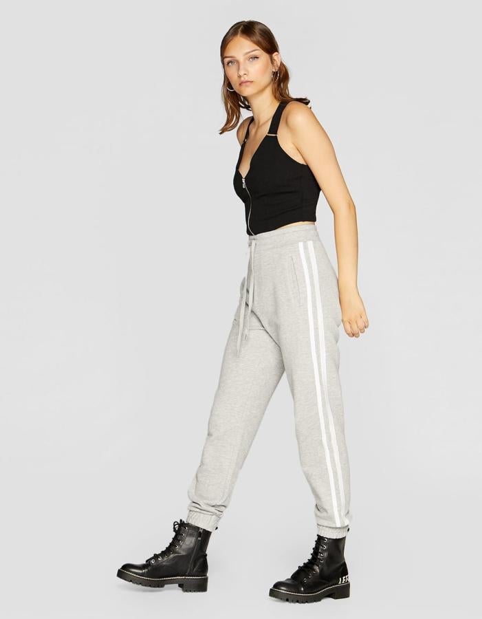 Pantalón jogger de felpa en color gris, 17,99 euros.
