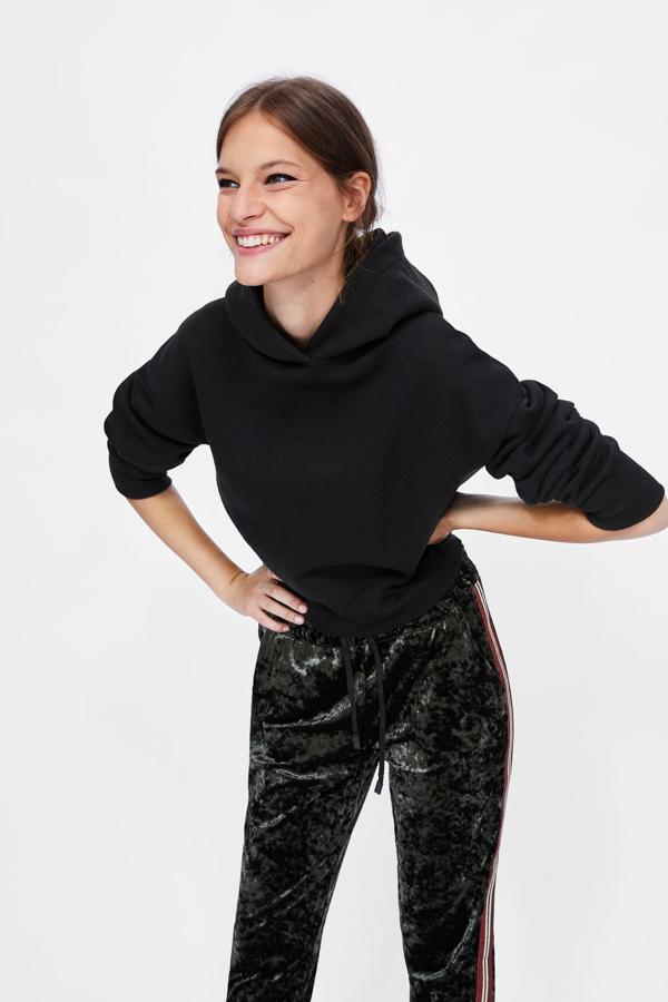 Pantalón jogger de terciopelo con bandas laterales, 22,95 euros.