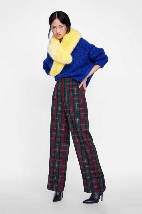 Y, por último, una opción algo más llamativa pero que también quedaría de maravilla con el bandeau y la biker de Stradivarius: estos pantalones de cuadros de Zara cuestan 39.95 euros.