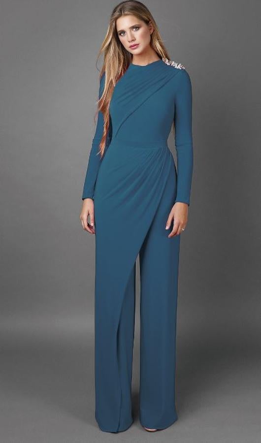 Para una boda de noche, el mono Gilbit de Victoria by Vicky Martín Berrocal, con sobrefalda y detalle joya en azul cobalto, nos parece una apuesta segura. Precio: 325 euros.