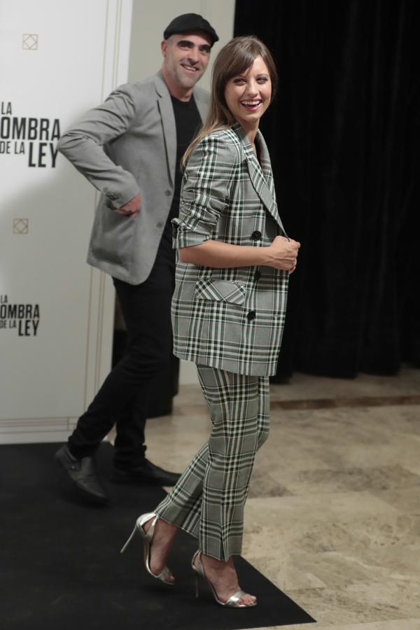 "Me giro, me río, poso de lado, pero tengo mucho cuidado de taparme la 'barriguita' con la chaqueta de este maravilloso traje de cuadros", ¿usó Michelle Jenner la técnica de Meghan Markle, Lady Di o Grace Kelly para 'esconder su secreto' a los medios el pasado 10 de octubre?