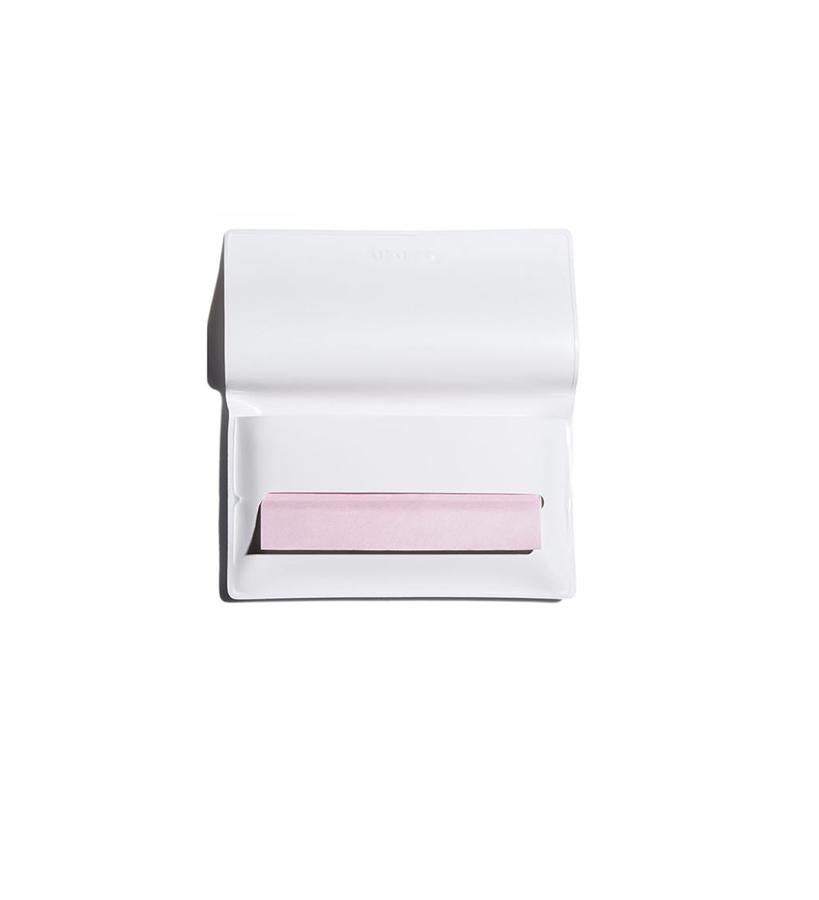 100 Hojas refrescantes que eliminan el brillo al contacto. Absorbe el exceso de grasa para un acabado mate de larga duración, realzando el acabado del maquillaje y dejando una sensación sedosa y suave sobre la piel. Deja la piel fresca, sin brillos y con un aspecto radiante (24 €).