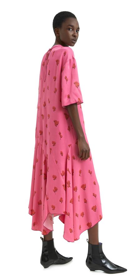 Con bajo asimétrico y manga corta, vestido de Bimba y Lola (189 euros).