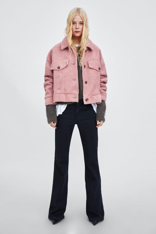 Chaqueta corta con bolsillos delanetros, de Zara (49,95 euros).
