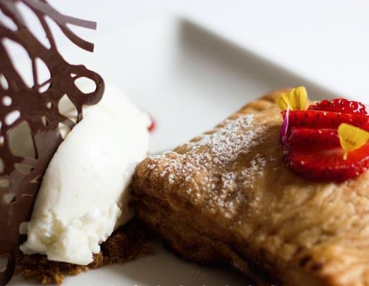 No puedes irte del País Vasco sin probar el delicioso hojaldre relleno de crema y manzana que prepara el equipo de Karlos Arguiñano en su Hotelka, en la calle Mendilauta, 13, de Zarautz, Guipuzcoa.