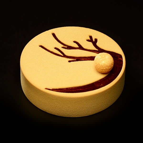 Si eres amante de los dulces con manzana no dejes de probar el pastel Poma d’Or de La Pastisseria (en la Calle Aragó, 228; y en la Vía Augusta, 166, ambas en Barcelona), un exquisito pastel con mousse de manzana al horno, una capa fina de caramelo, otra capa con compota de manzana reineta, un esponjoso de vainilla, un bizcocho tierno de nueces y una base crujiente tipo ‘shortbread’.