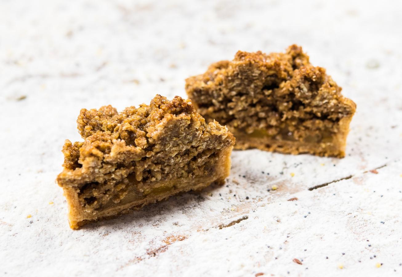 En Levadura Madre (Calle Caleruega, 14; Calle Sainz de Baranda, 16; Paseo de la Habana, 50 y otros 20 locales repartidos por todo Madrid) podemos encontrar tanto el 'apple pie' tradicional americano (una receta tan sencilla como deliciosa de masa quebrada a la que se le colocan las manzanas troceadas y se hornea) como unas tartaletas de manzana con crema pastelera y un crumble de manzana con frutos rojos con una textura extra crujiente.