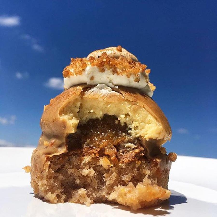 El 'Pomme crumble' que hace Alejandro Montes en Mama Framboise (tiene varios locales en Madrid, pero nuestro favorito es el de la calle Fernando VI) debe de ser pecado... Su mezcla de bizcocho tierno de almendras, nueces y avellanas, empapado en almíbar ligero de vino dulce Tokaji y yuzu, toffee, praliné crujiente, compota de manzana asada con canela, crema ligera de vainilla Bourbon, Chantilly de yogurt griego y miel, merengue Suizo y crumble de Speculoos es inmejorable.