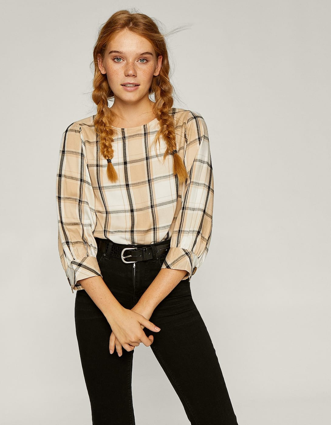 Blusa de cuadros con botón en la manga: 15,99 euros en Stradivarius.