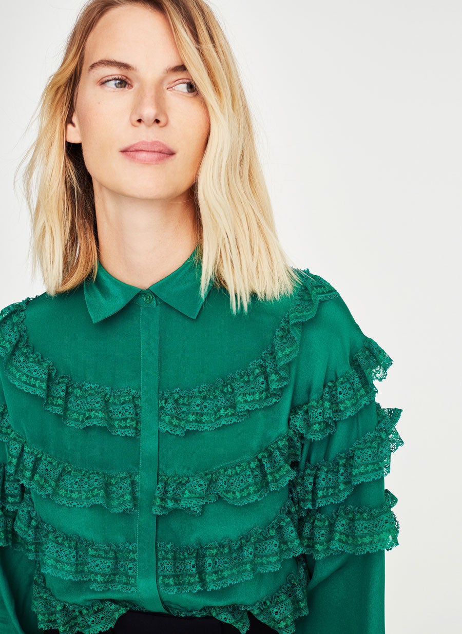 Camisa de seda con volantes y bordados de Uterqüe: 89 euros.