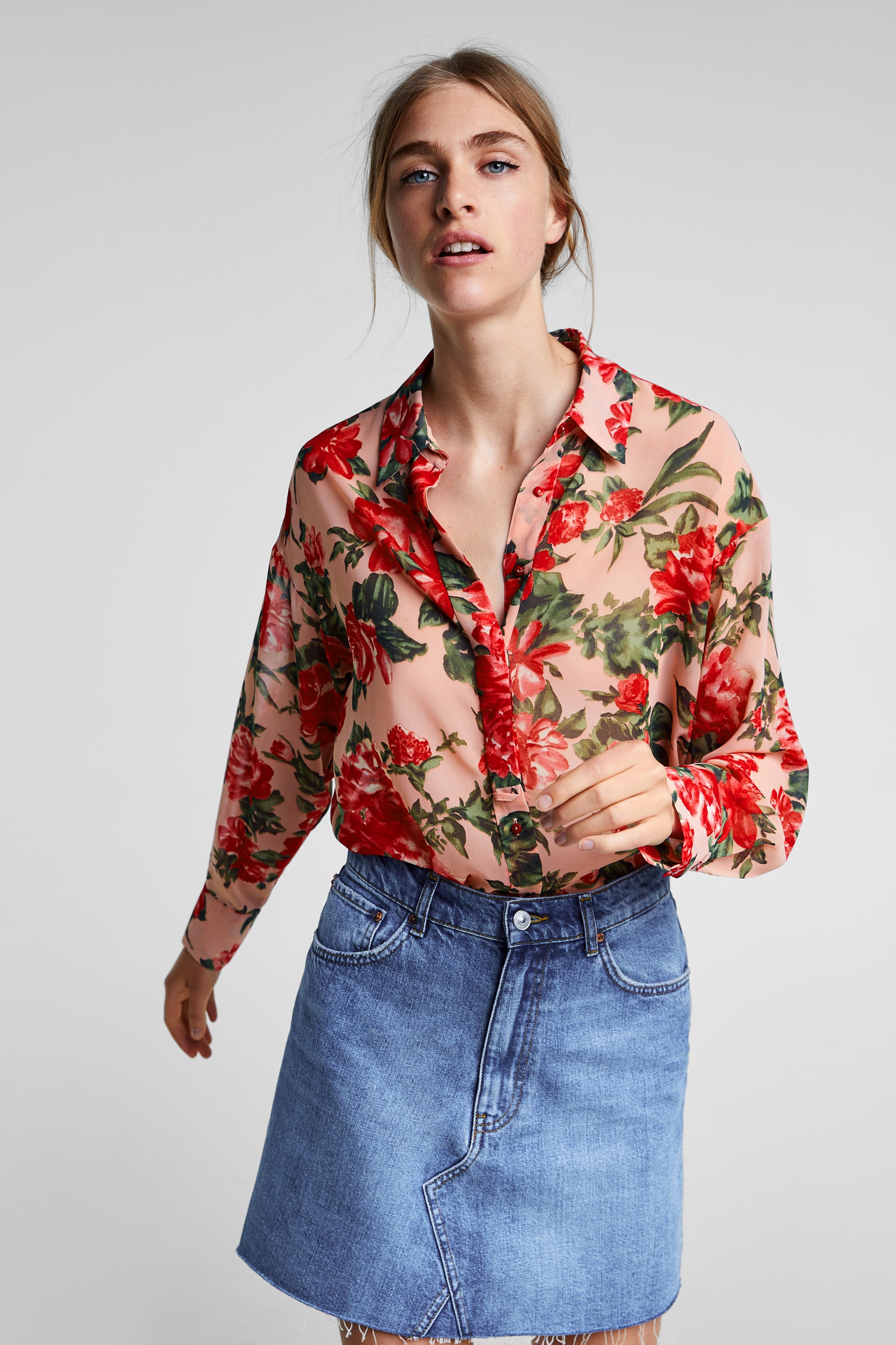 Camisa con estampado floral de Zara: 25,95 euros.