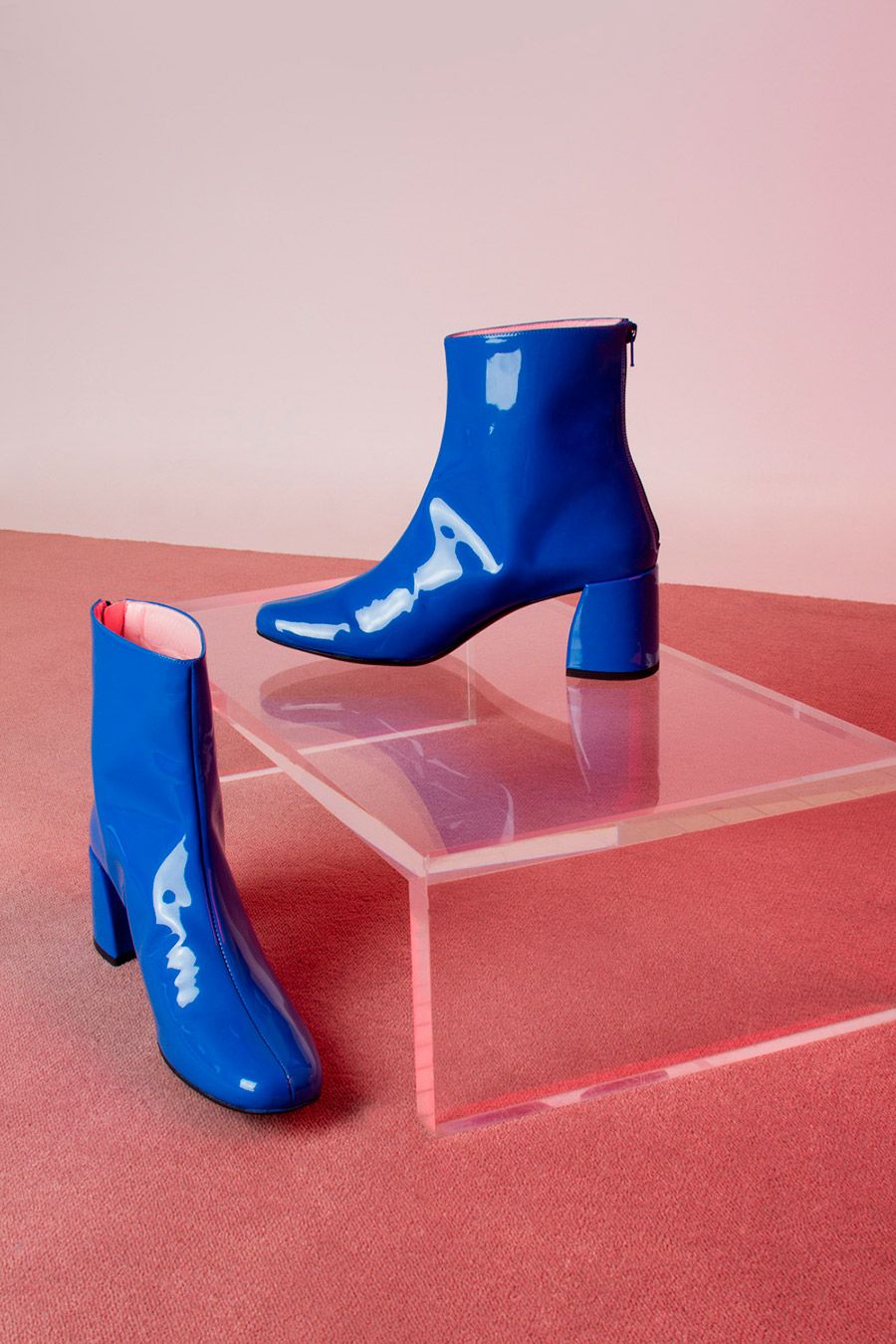 Botines de charol en color azul eléctrico de Kling; 100 euros.