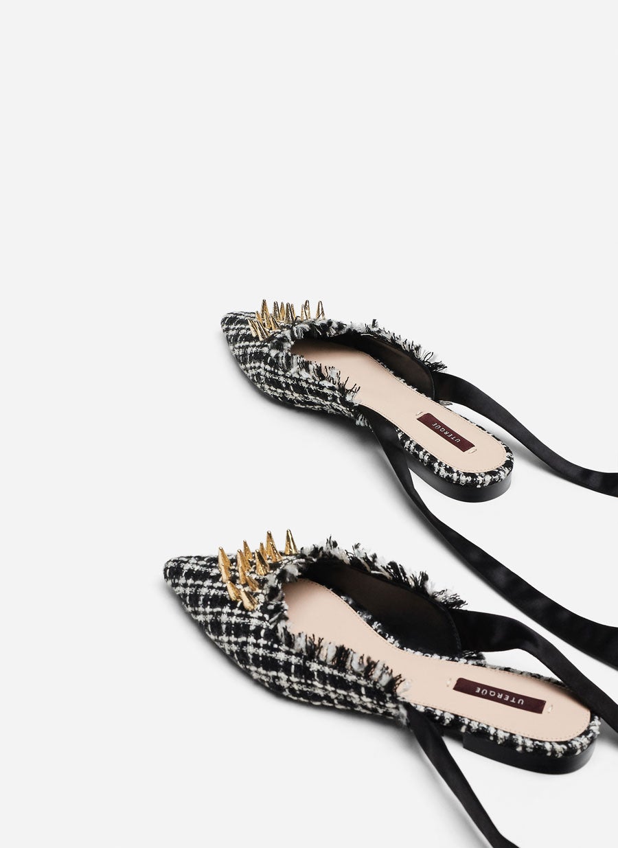 Pala con tejido tweed y tachas de Uterqüe: 89 euros.