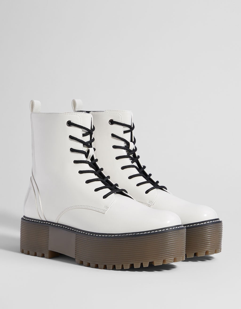 Botines blancos con plataforma XL de Bershka: 39,99 euros.