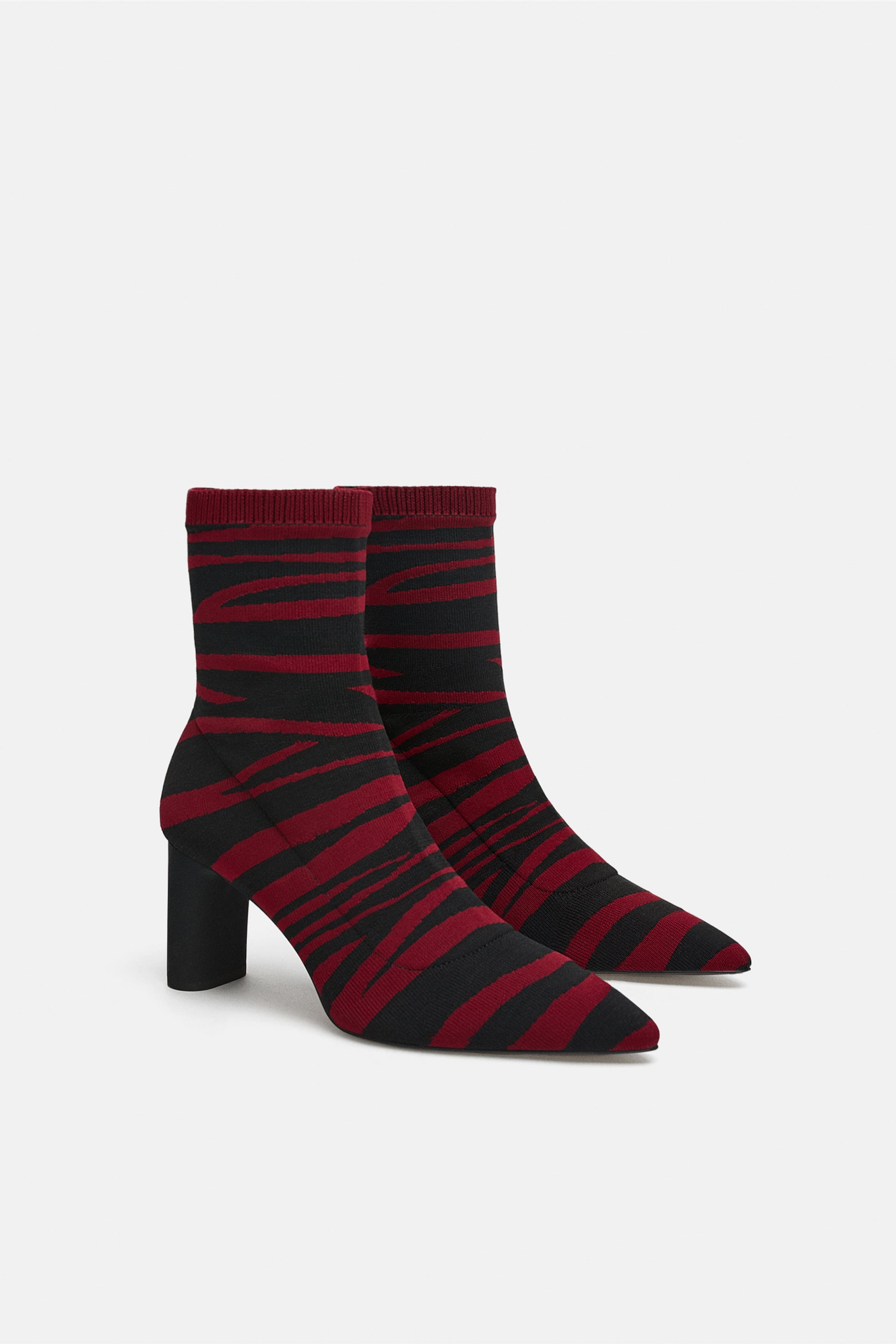 Botín de tacón con tejido estampado de Zara: 49,95 euros.