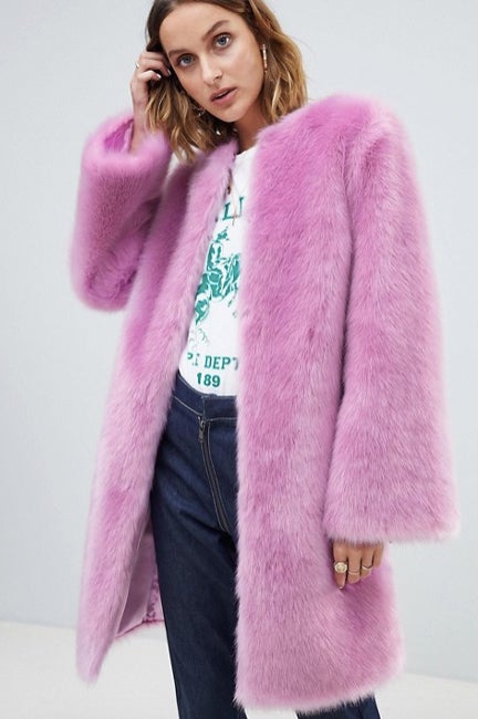 Abrigo midi de pelo sintético con manga acampanada de Asos: 109,99 euros.