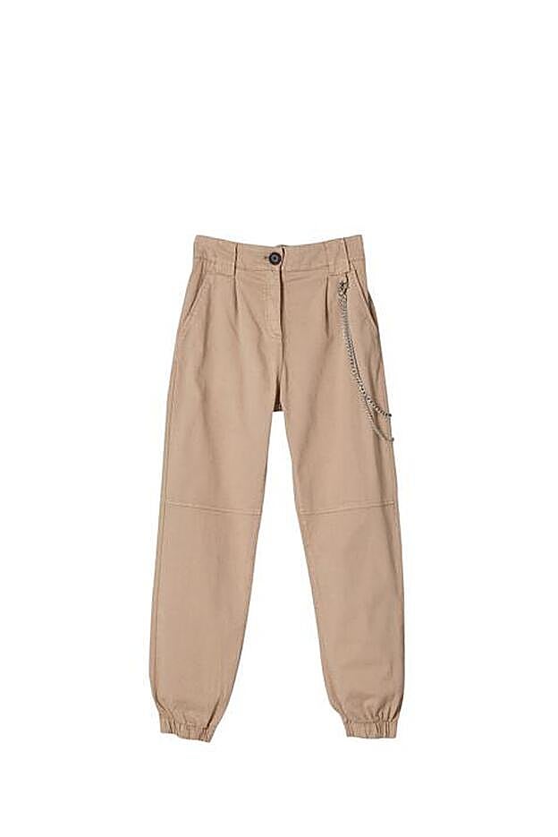 Pantalones color camel de Bershka.