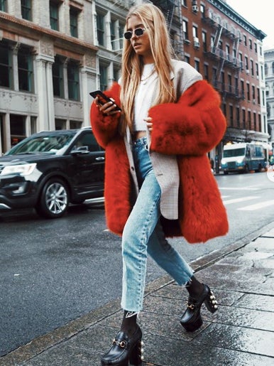 La 'influencer' Teresa andrés con abrigo rojo de H&M.