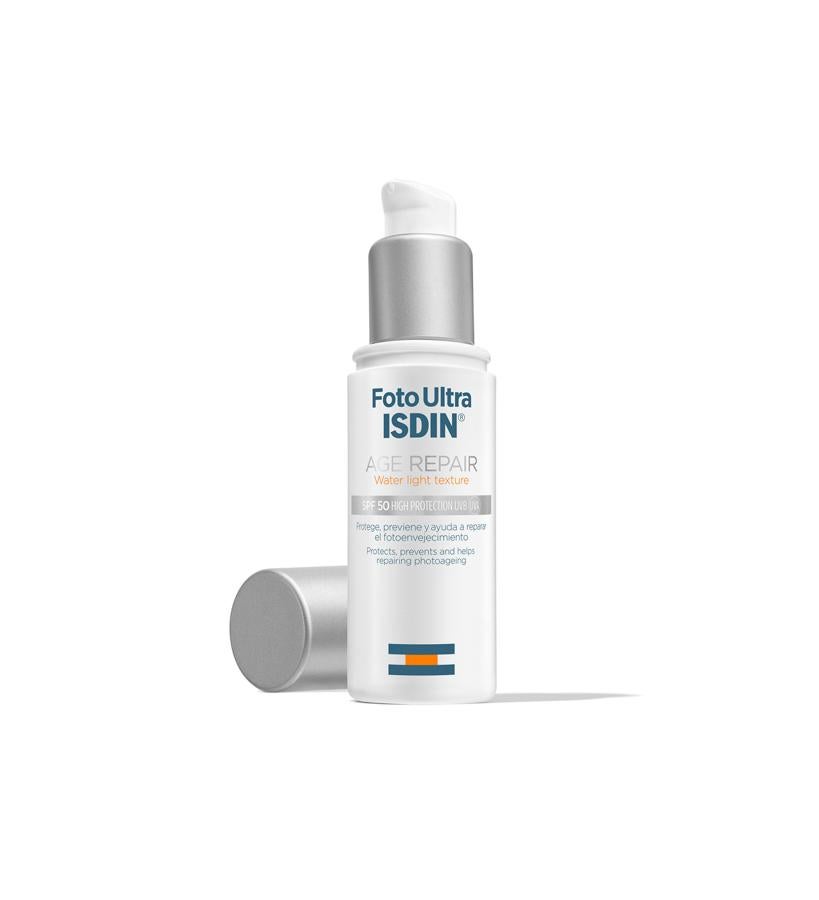 Esta crema no solo protege la piel del sol, sino que también repara el daño solar acumulado a nivel celular y revierte los signos visibles del fotoenvejecimiento, gracias al colágeno,  la coenzima Q10  y el ácido hialurónico que contiene su formulación. Además, es resistente al agua, matificante y apta para pieles sensibles. Eso sí, hay que aplicarlo encima de la crema habitual.  Fotoultra Age Repair de Isdin  (25,95 €).