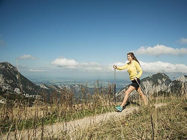 La marcha nórdica te ayudará a aumentar el rango de movimiento y a incrementar la resistencia muscular del cuerpo.