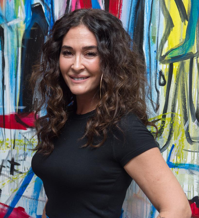 A pesar de que su cabello natural es rizado, es difícil ver a Vicky luciéndolo en publico. Sin embargo, este look le sienta de maravilla. Un truco para luchar contra el encrespamiento y que los rizos queden más definidos es sustituir la toalla normal por una de microfibra y mezcla unas gotas de aceite capilar con el activador de rizos, antes de secar con el difusor.