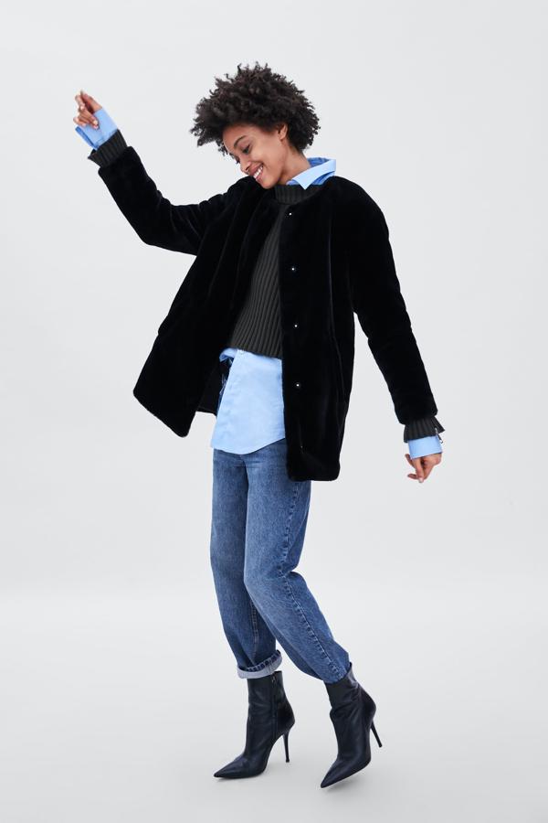Este abrigo de pelo sinténtico en negro (también disponible en beige) pondrá un cálido toque de estilo a tus looks de otoño-invierno. Su precio en los 'Special Prices' de Zara, 25.99 euros.