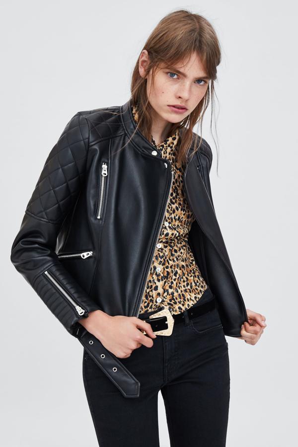 Suponemos que esta biker negra no será de la mejor calidad, pero oye, por 19.99 euros en los Special Prices de Zara, nos parece una compra perfecta...