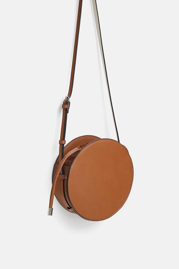 Cómprate este bolso y no te lo quitarás en todo el año, porque combina absolutamente con todo. Su precio en los 'Special Prices' de Zara, 19.99 euros.