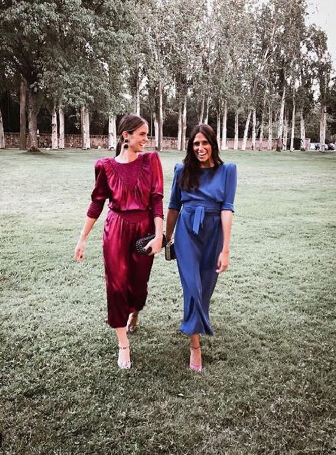 Las invitadas de la diseñadora son siempre sobrias pero con el "twist" de tendencias del momento. Colores como el granate o el azul intenso son perfectos para las invitadas de esta época del año.