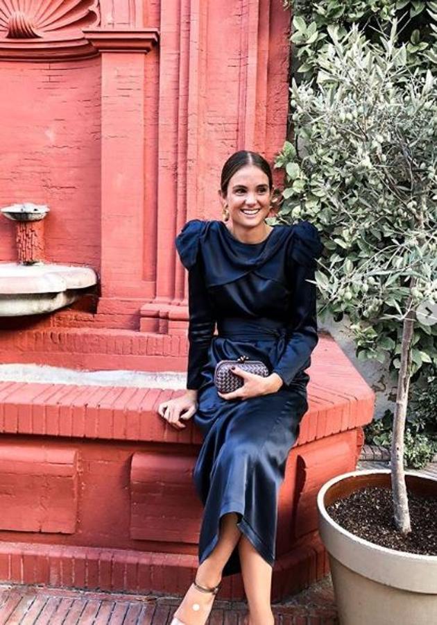 Esta invitada de azul noche con vestido de raso nos ha parecido digna de inspiración.