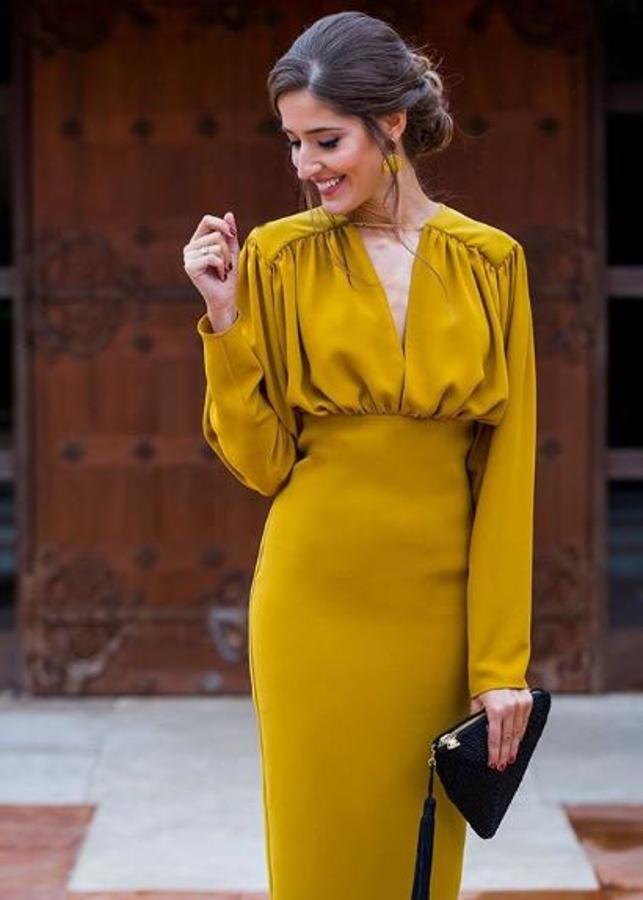 Sandra Majada, de @invitadaperfecta, lleva un buen ejemplo del look de invitada de 10 con este vestido de Lolali Madrid.