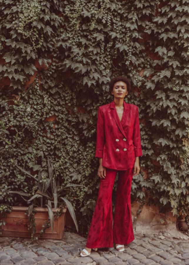 Los trajes de chaqueta cada vez cobran más importancia. Para combatir el frío con estilo no puede ser mejor opción. Elígelos con tejidos especiales, como este de Sophie and Lucie.